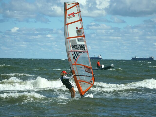 Miejsca nad morzem do windsurfingu: Idealne lokalizacje na zakup apartamentu